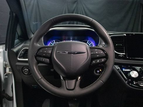 Used 2024 Chrysler Pacifica Limited FWD image 18