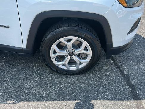 Used 2025 Jeep Compass Latitude w/ Convenience Group AWD/4WD image 7