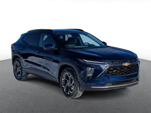 Used 2024 Chevrolet Trax LT w/ LT Convenience Package image 2