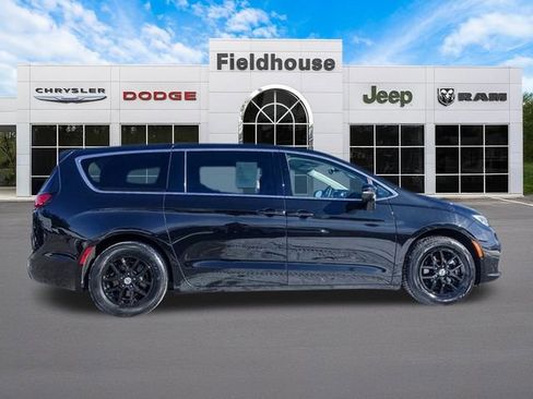 Used 2023 Chrysler Pacifica Touring-L image 10