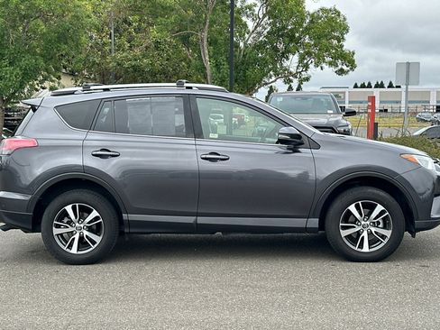 Used 2018 Toyota RAV4 XLE FWD image 3