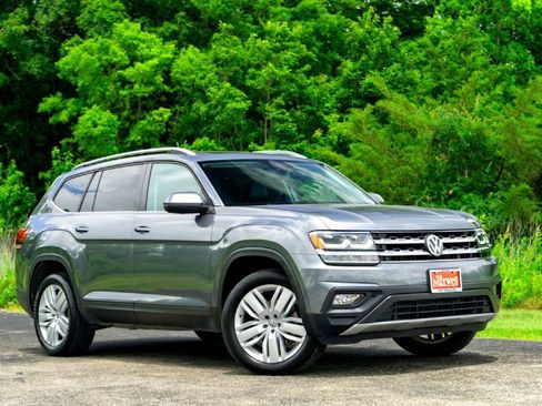 Used 2019 Volkswagen Atlas SE w/ Panoramic Sunroof Package FWD image 2
