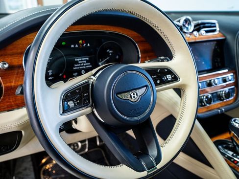 Used 2021 Bentley Bentayga image 36