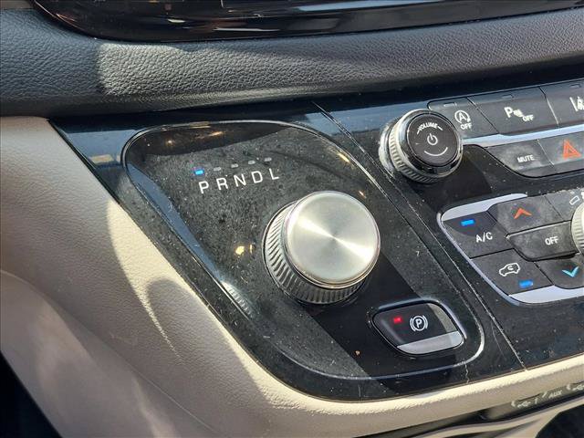 Used 2021 Chrysler Pacifica Touring-L FWD image 11