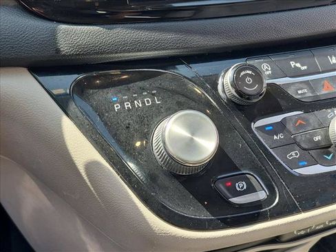 Used 2021 Chrysler Pacifica Touring-L FWD image 11
