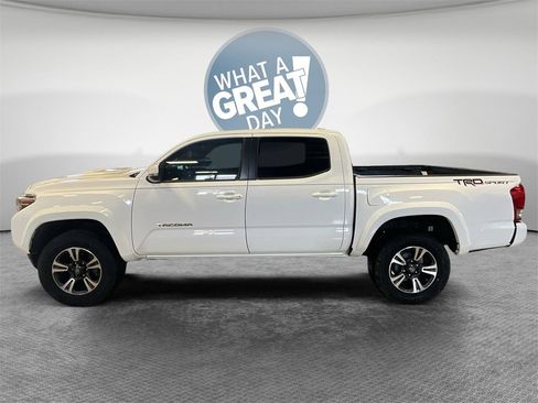 Used 2018 Toyota Tacoma TRD Sport image 7