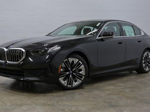 Used 2025 BMW i5 xDrive40 w/ Premium Package image 11