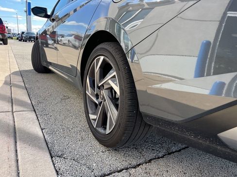 Used 2025 Hyundai Elantra Limited image 19