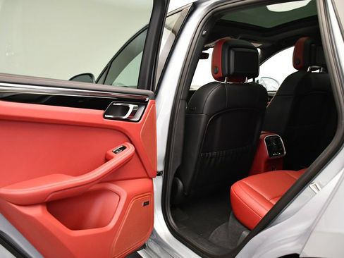 Certified 2026 Porsche Macan AWD/4WD image 44