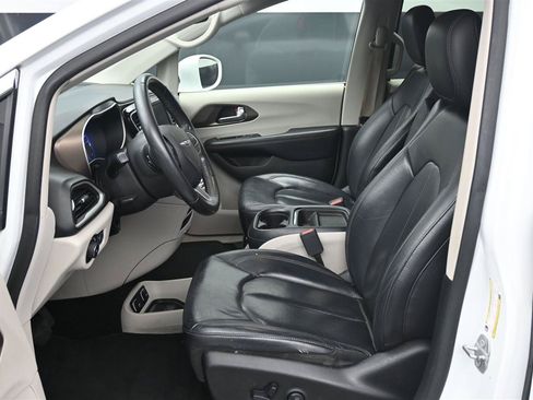 Used 2018 Chrysler Pacifica Touring-L FWD image 10
