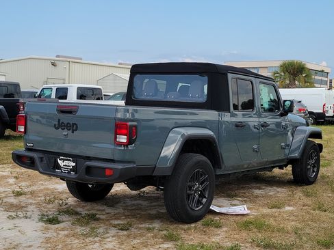 Used 2024 Jeep Gladiator Sport AWD/4WD image 4