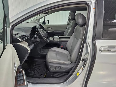 Used 2021 Toyota Sienna XLE w/ XLE Plus Package image 12