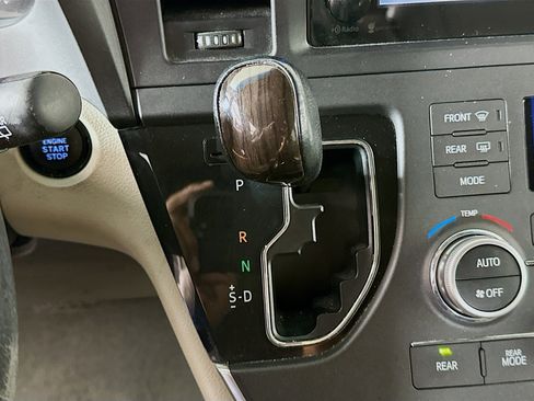 Used 2015 Toyota Sienna XLE FWD image 24