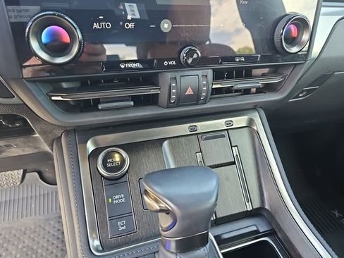 Used 2025 Lexus GX 550 w/ Accessory Package (2T) AWD/4WD image 28