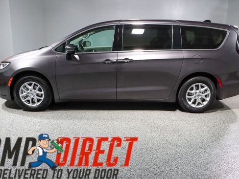 Used 2023 Chrysler Pacifica Touring-L image 10