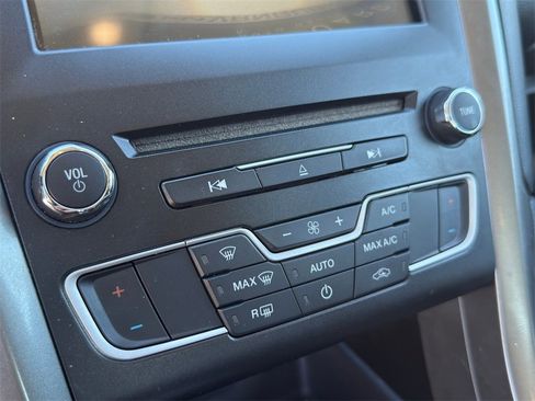 Used 2017 Ford Fusion SE w/ Equipment Group 201A image 18