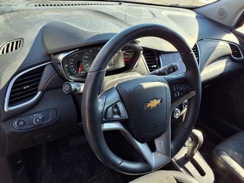 Used 2022 Chevrolet Trax LT w/ LT Convenience Package image 8