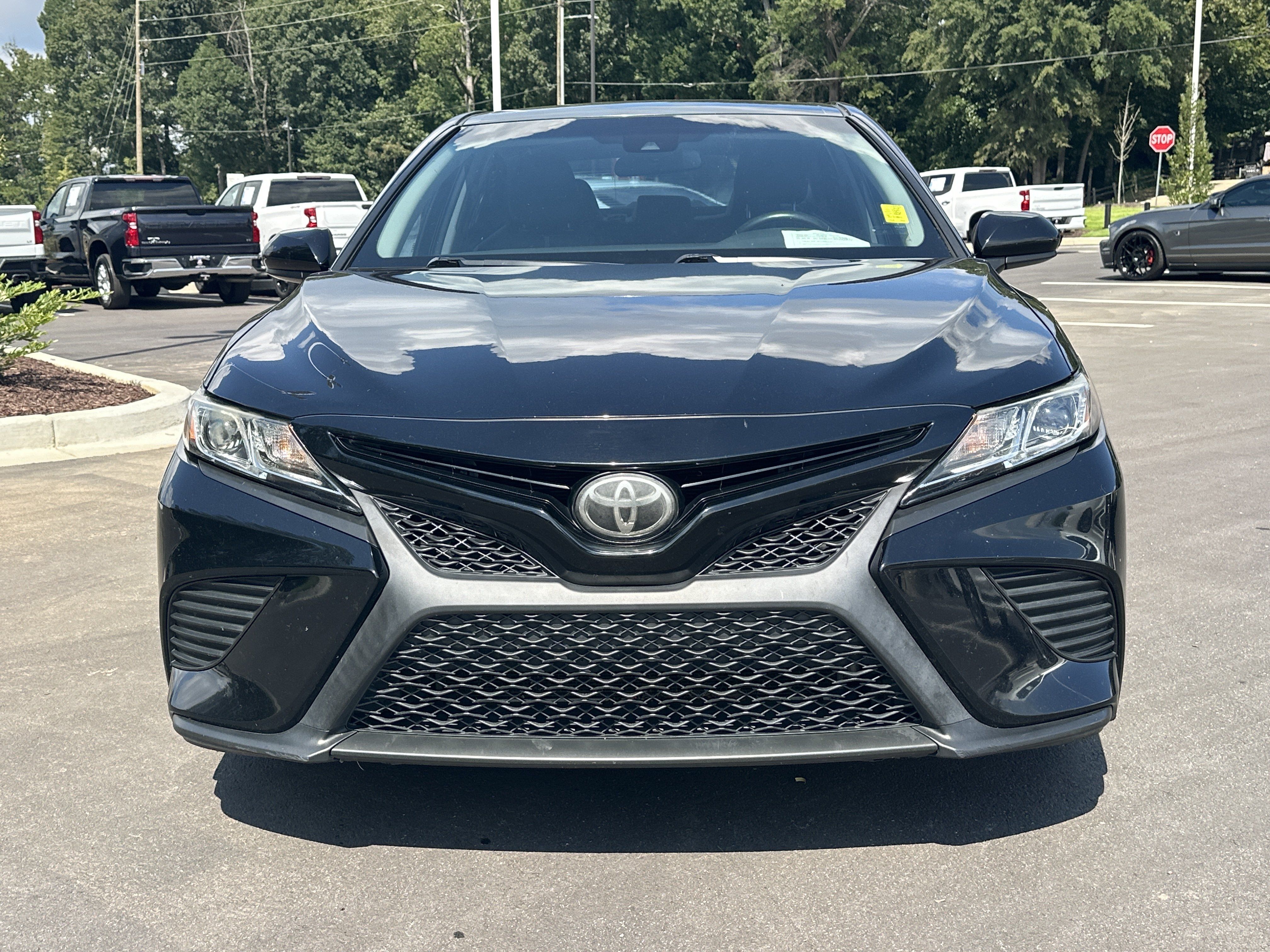Used 2018 Toyota Camry SE FWD image 3