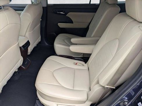 Used 2022 Toyota Highlander XLE FWD image 18