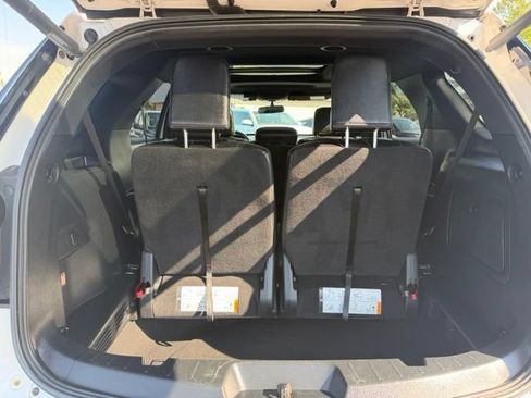 Used 2018 Ford Explorer XLT w/ Equipment Group 202A AWD/4WD image 13