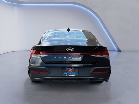 Used 2025 Hyundai Elantra SE FWD image 4