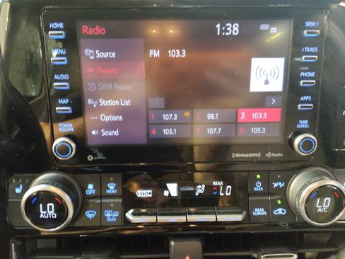 Used 2022 Toyota Highlander XLE FWD image 25