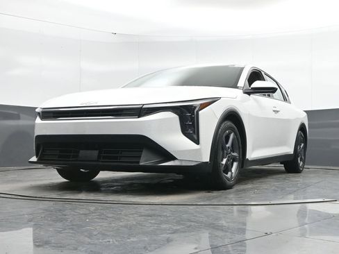 Used 2025 Kia K4 LXS image 40