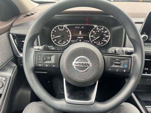 Used 2021 Nissan Rogue SV image 2