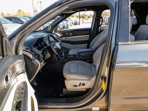 Used 2019 Ford Explorer XLT w/ Equipment Group 201A image 4