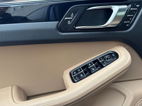 Used 2025 Porsche Macan image 12
