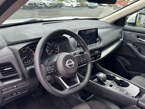 Used 2024 Nissan Rogue SV FWD image 9