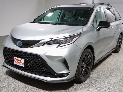 Used 2024 Toyota Sienna XSE w/ XSE Plus Package image 34