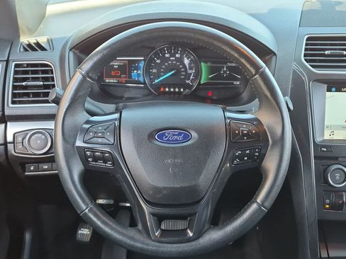 Used 2018 Ford Explorer XLT w/ Equipment Group 202A FWD image 22