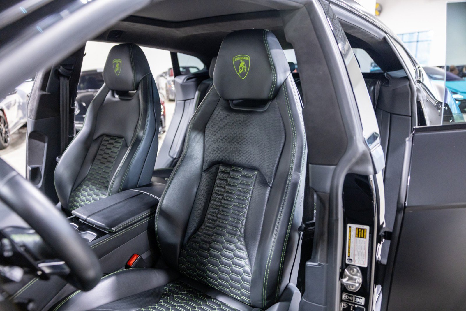 Used 2022 Lamborghini Urus AWD/4WD image 38
