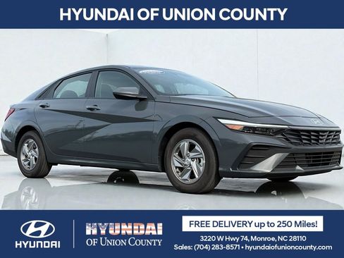 Certified 2025 Hyundai Elantra SE w/ Cargo Package image 1