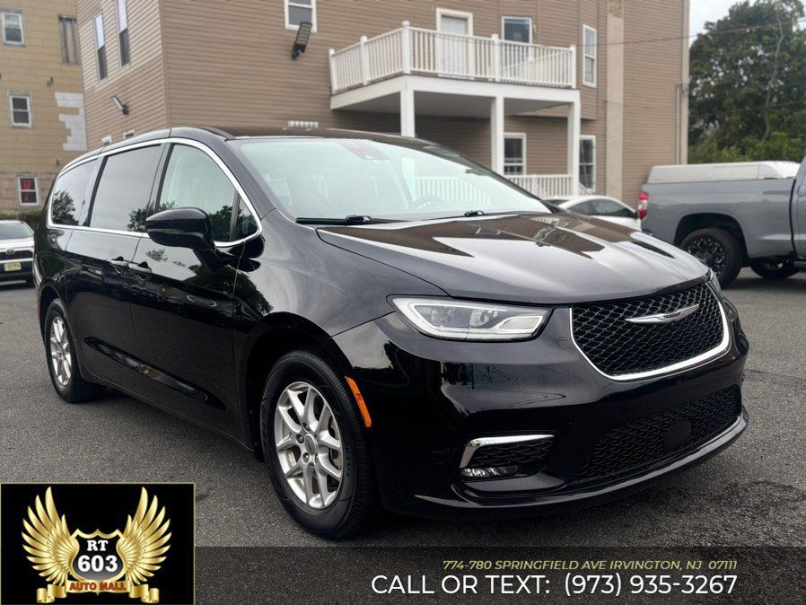 Used 2024 Chrysler Pacifica Touring-L FWD image 3