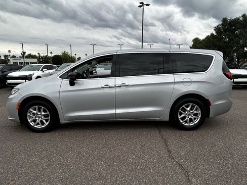 Certified 2024 Chrysler Pacifica Touring-L image 3