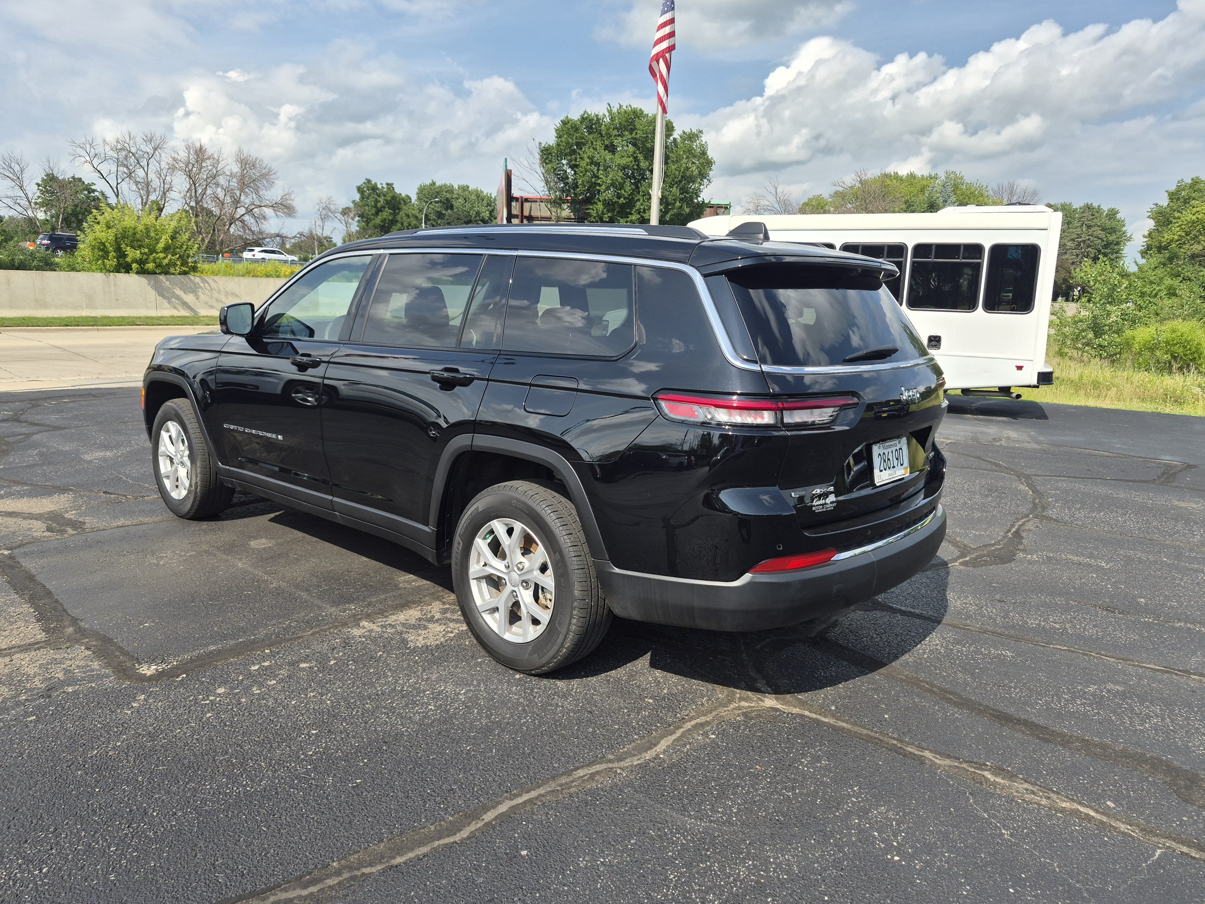 Used 2023 Jeep Grand Cherokee L Limited w/ Luxury Tech Group II AWD/4WD image 6