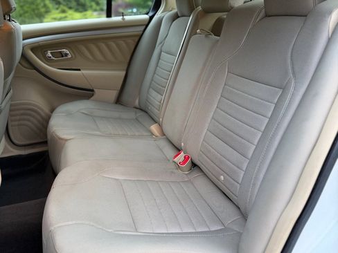 Used 2015 Ford Taurus SE FWD image 14
