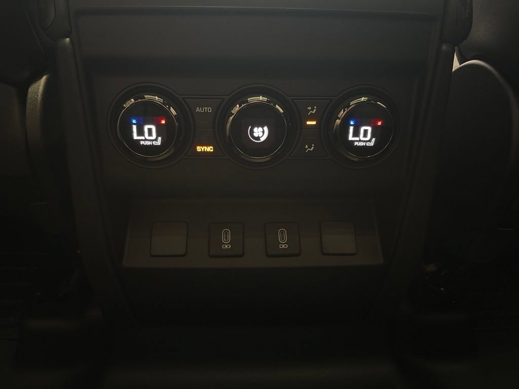 New 2026 Land Rover Defender 110 AWD/4WD image 18