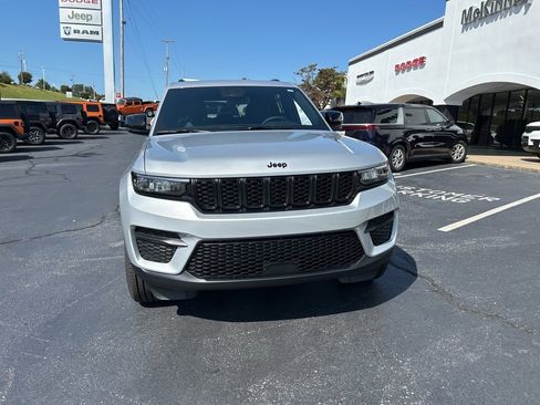 New 2025 Jeep Grand Cherokee Altitude image 2
