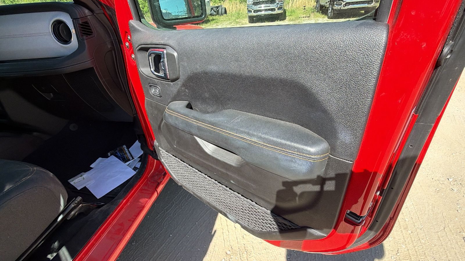 Used 2025 Jeep Wrangler Unlimited Sahara w/ Safety Group AWD/4WD image 18