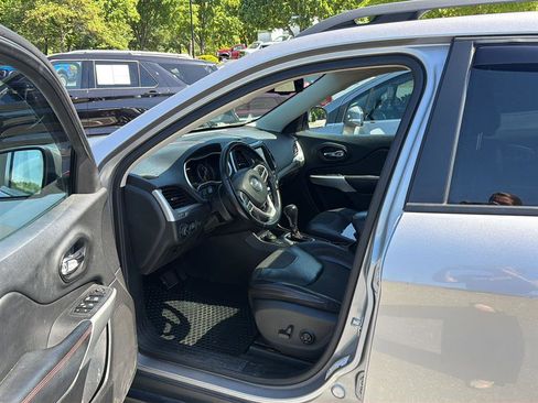 Used 2018 Jeep Cherokee Trailhawk AWD/4WD image 5