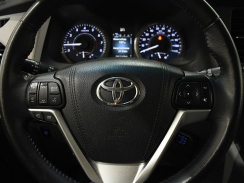 Used 2015 Toyota Sienna XLE Premium FWD image 12