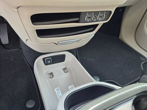 Used 2023 Chrysler Pacifica Touring-L FWD image 23