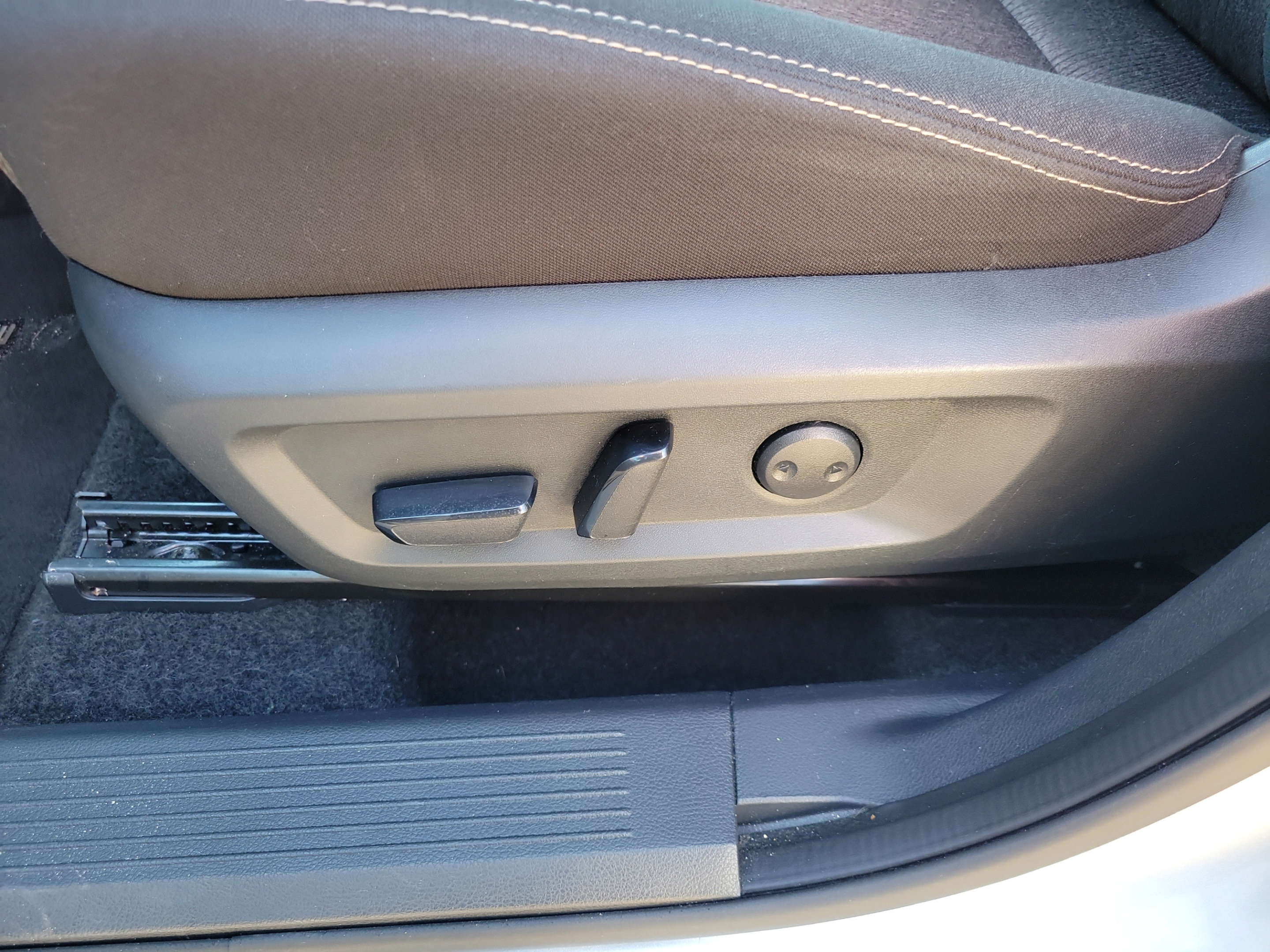 Used 2025 Nissan Rogue SV FWD image 20