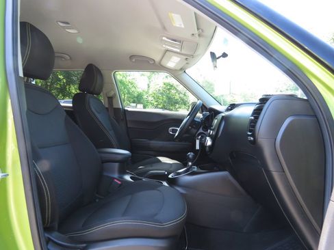 Used 2016 Kia Soul + FWD image 13