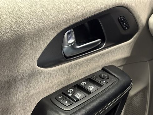 Used 2022 Chrysler Pacifica Touring-L w/ Uconnect Theater Family Group image 37