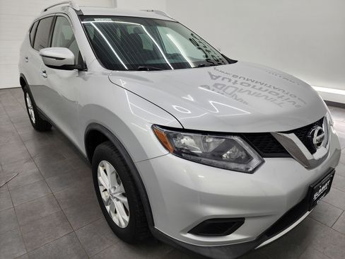 Used 2016 Nissan Rogue SV image 2