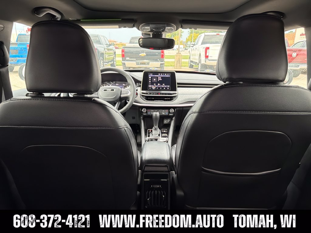 Used 2025 Jeep Compass Latitude w/ Sun & Sound Group AWD/4WD image 29